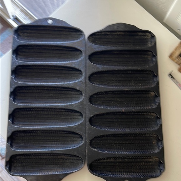 VTG Griswold Black Cast Iron Crispy Cornbread Pans No 273 sold as a set - Picture 6 of 7
